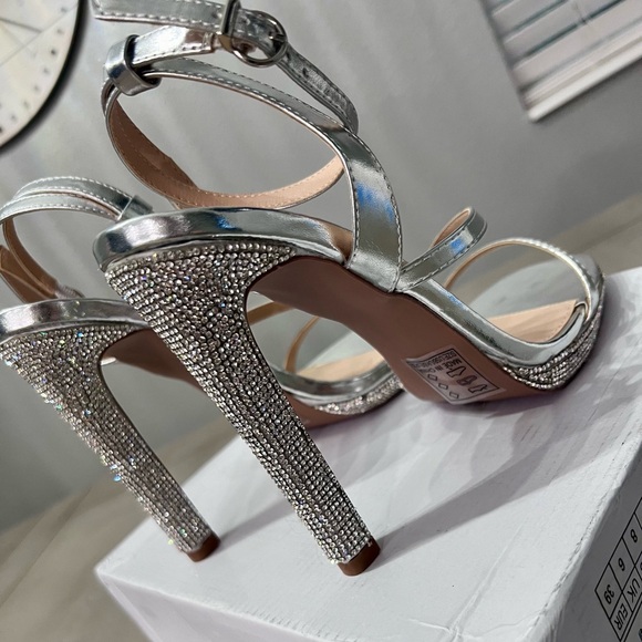Beautiful silver heels - Picture 8 of 11